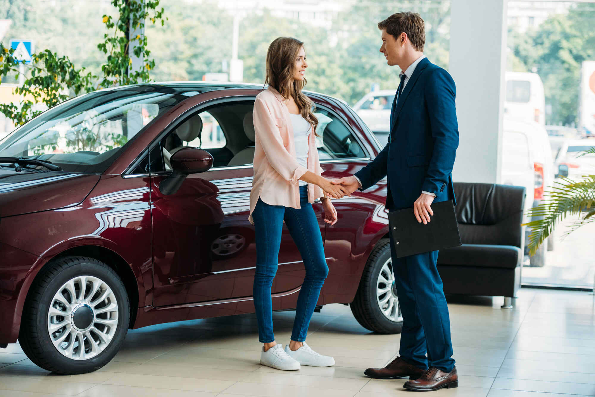 Как продать машину если она в автокредите. Машина в автокредит. Автосалон японских автомобилей. Как продать машину если она в автокредите. Автокредит в салоне.